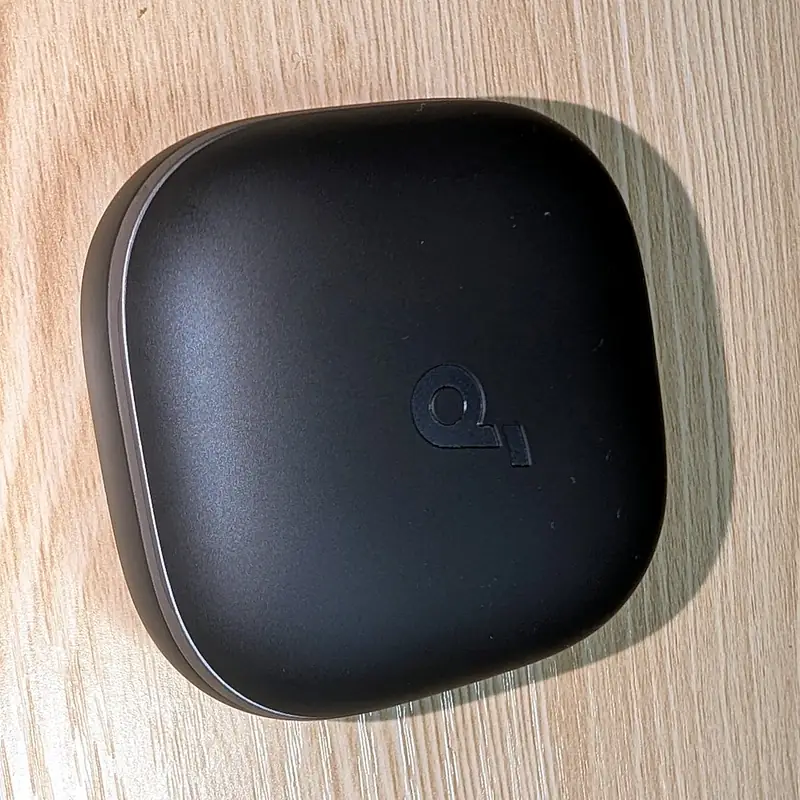 Soundcore Liberty 5の充電ケースを閉じた状態。マットな質感とsoundcoreロゴ