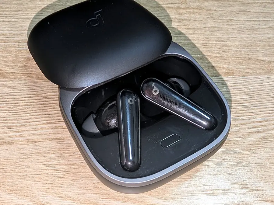 Soundcore Liberty 5 レビュー：充電ケースを開けてイヤホン本体が収まっている様子
