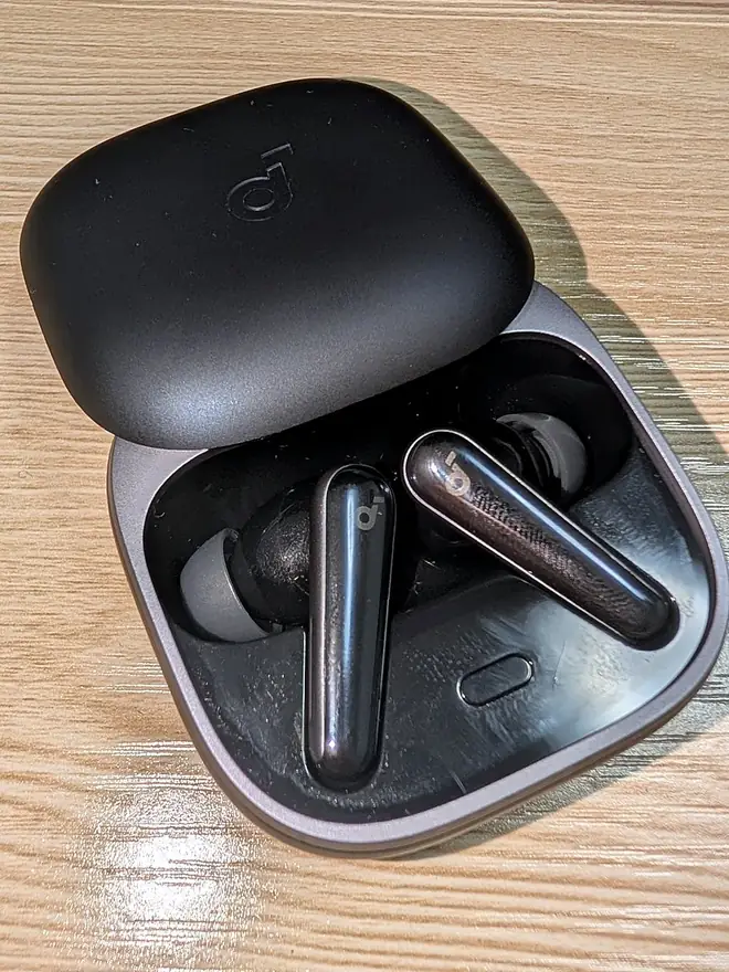 デスクに置いたSoundcore Liberty 5の充電ケース。ワイヤレス充電にも対応