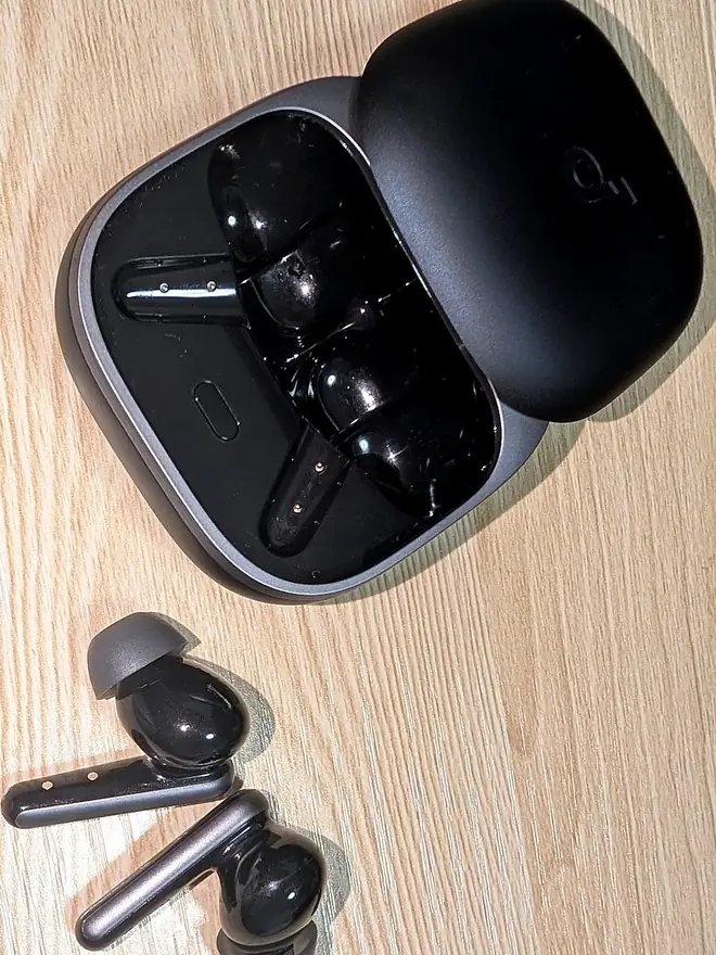 ケースから取り出したSoundcore Liberty 5のイヤホン本体とイヤーピース